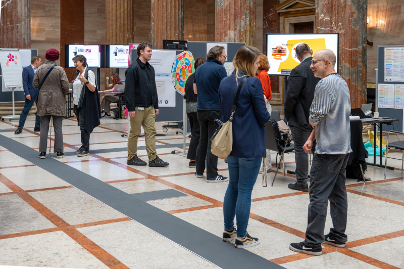 Veranstaltungsteilnehmerinnen und -teilnehmer im Gespräch