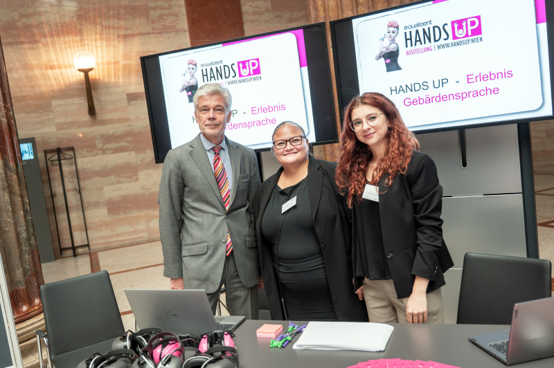 Parlamentsdirektor Harald Dossi mit Veranstaltungsteilnehmerinnnen