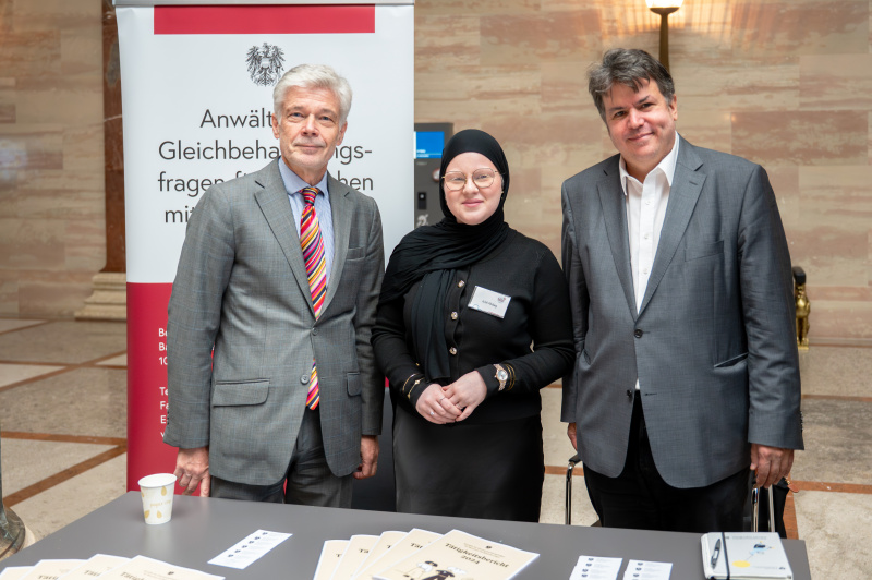 Parlamentsdirektor Harald Dossi (links) mit Veranstaltungsteilnehmerin und -teilnehmer