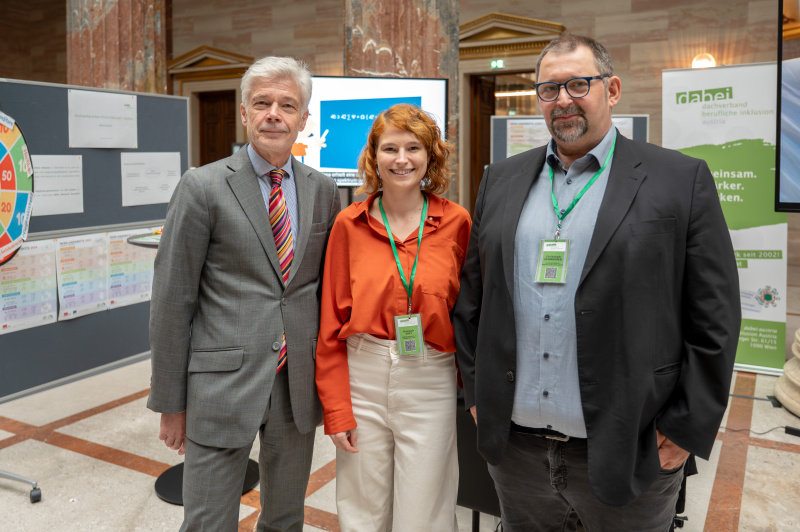 Parlamentsdirektor Harald Dossi (links) mit Veranstaltungsteilnehmerin und -teilnehmer