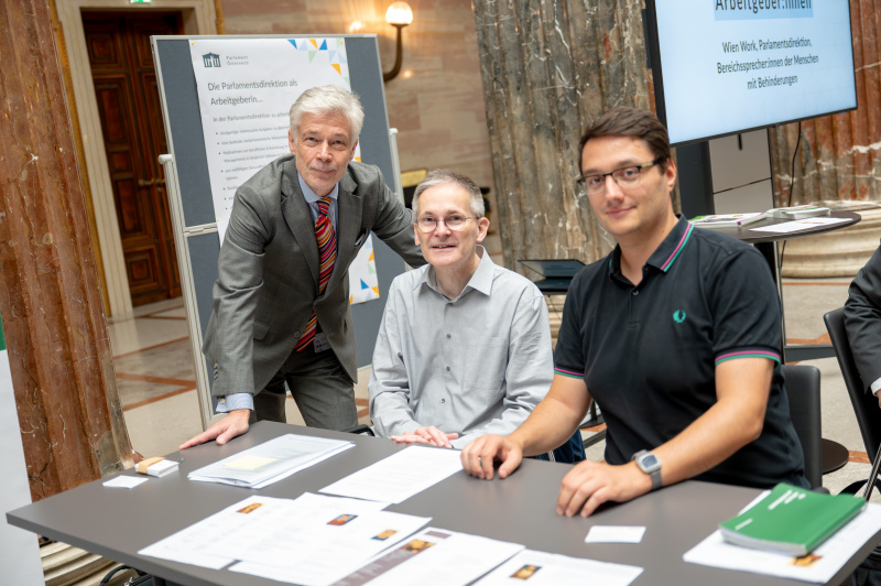 Parlamentsdirektor Harald Dossi (links) mit Veranstaltungsteilnehmern