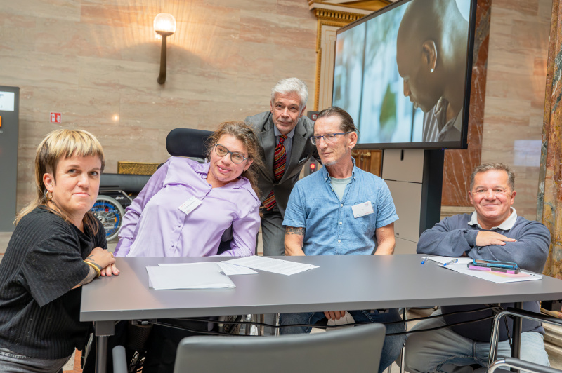 Parlamentsdirektor Harald Dossi (Mitte) mit Veranstaltungsteilnehmerinnen und -teilnehmern