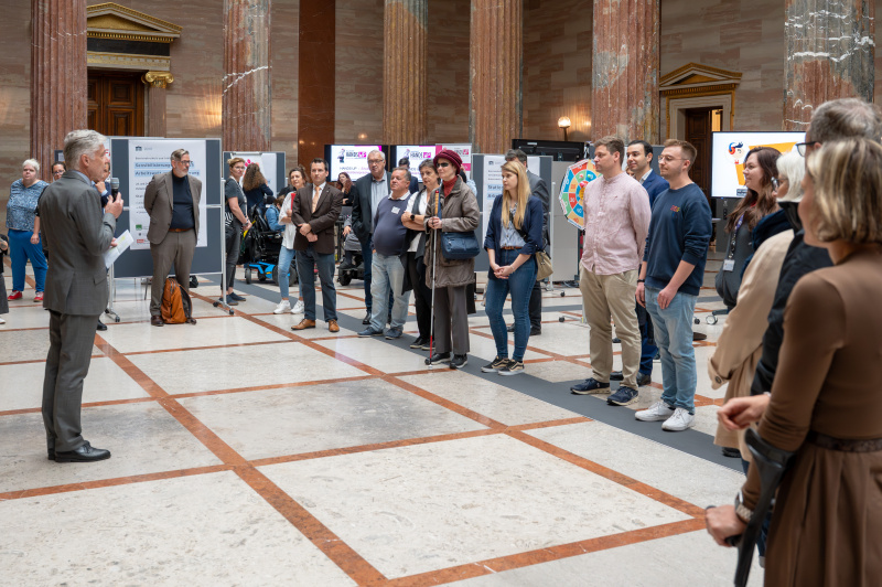 Begrüßung der Veranstaltungsteilnehmerinnen und -teilnehmer durch Parlamentsdirektor Harald Dossi