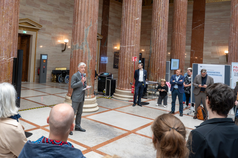 Begrüßung der Veranstaltungsteilnehmerinnen und -teilnehmer durch Parlamentsdirektor Harald Dossi