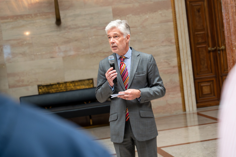 Begrüßung der Veranstaltungsteilnehmerinnen und -teilnehmer durch Parlamentsdirektor Harald Dossi