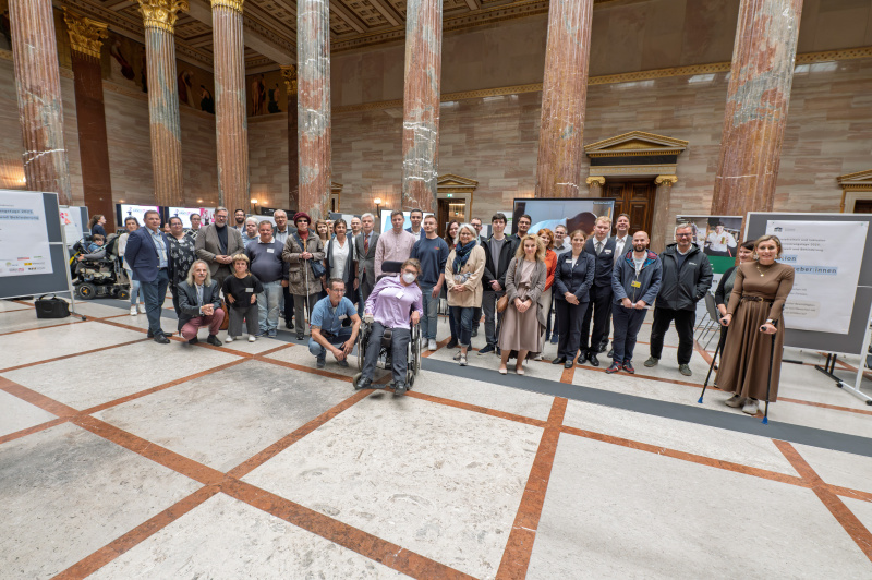 Gruppenfoto mit den Veranstaltungsteilnehmerinnen und -teilnehmern