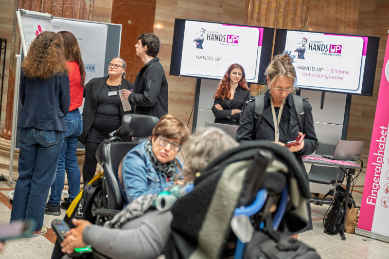 Veranstaltungsteilnehmerinnen und -teilnehmer im Gespräch