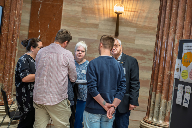 Veranstaltungsteilnehmerinnen und -teilnehmer im Gespräch