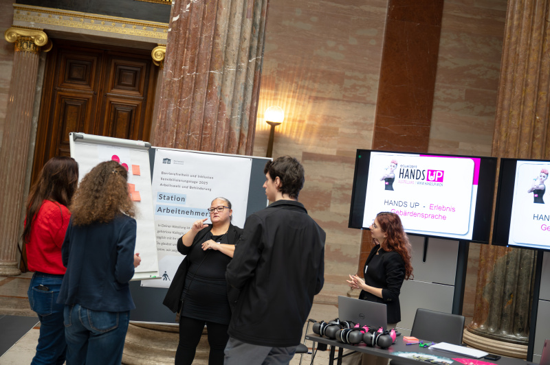 Veranstaltungsteilnehmerinnen und -teilnehmer im Gespräch