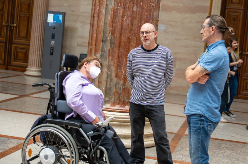 Veranstaltungsteilnehmerinnen und -teilnehmer im Gespräch