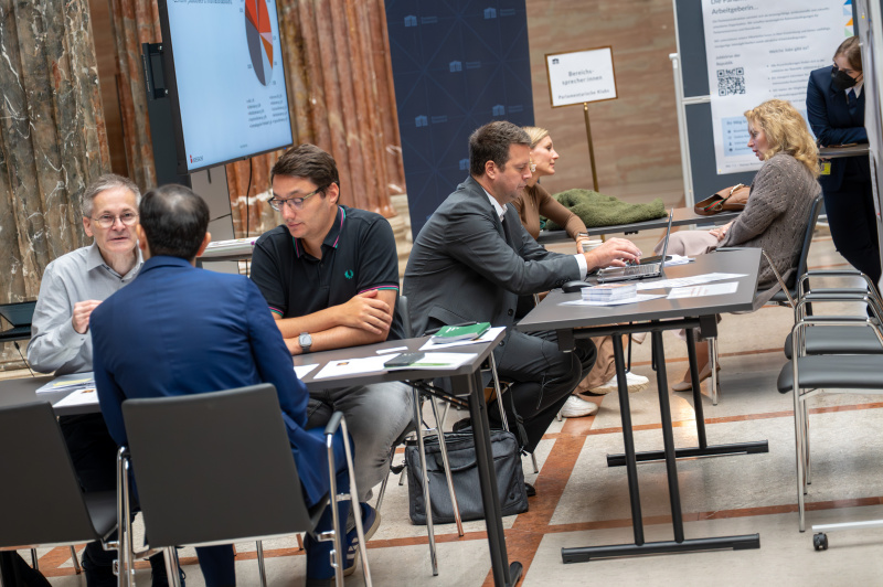 Veranstaltungsteilnehmerinnen und -teilnehmer im Gespräch