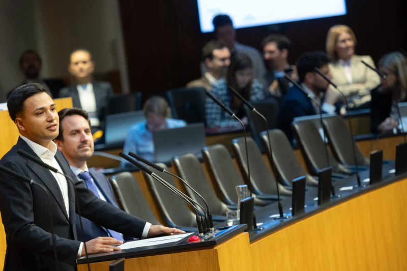 Am Rednerpult: Klubobmann Yannik Shetty (NEOS). Auf der Regierungsbank: Bildungsminister Christoph Wiederkehr (NEOS)