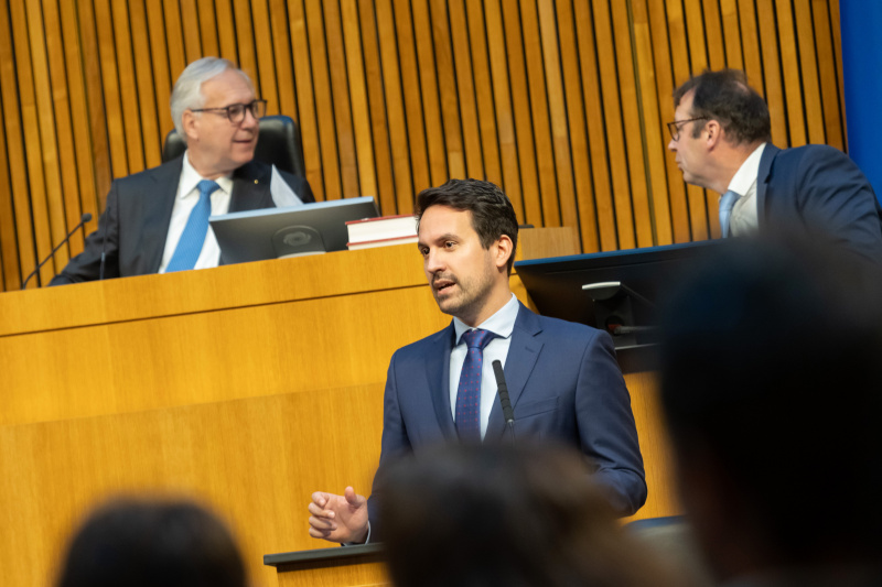 Am Rednerpult: Bildungsminister Christoph Wiederkehr (NEOS). Nationalratspräsident Walter Rosenkranz (FPÖ) am Präsidium