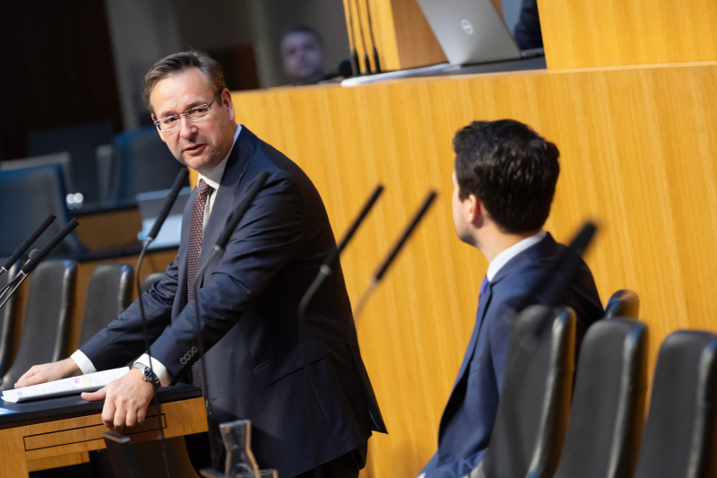 Am Rednerpult: Nationalratsabgeordneter Hermann Brückl (FPÖ). Auf der Regierungsbank: Bildungsminister Christoph Wiederkehr (NEOS)