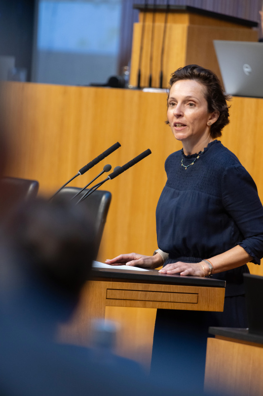 Am Rednerinnenpult: Nationalratsabgeordnete Martina von Künsberg Sarre (NEOS)