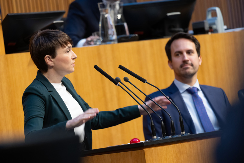 Am Rednerinnenpult: Nationalratsabgeordnete Sigrid Maurer (GRÜNE). Auf der Regierungsbank: Bildungsminister Christoph Wiederkehr (NEOS)