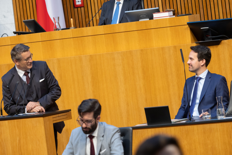 Am Rednerpult: Nationalratsabgeordneter Christian Schandor (FPÖ). Auf der Regierungsbank: Bildungsminister Christoph Wiederkehr (NEOS)