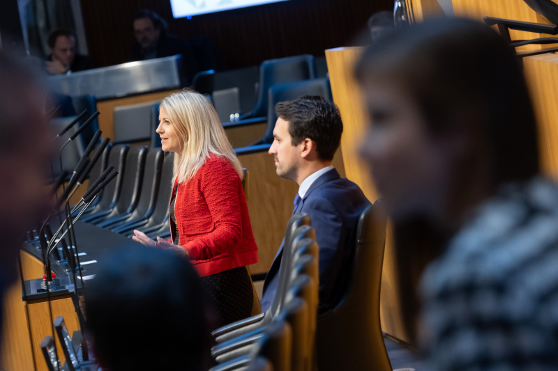 Am Rednerinnenpult: Nationalratsabgeordnete Silvia Kumpan-Takacs (SPÖ). Auf der Regierungsbank: Bildungsminister Christoph Wiederkehr (NEOS)