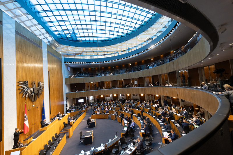 Blick Richtung Sitzungsteilnehmerinnen und -teilnehmer