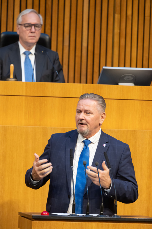Am Rednerpult: Nationalratsabgeordneter Roman Haider (FPÖ). Nationalratspräsident Walter Rosenkranz (FPÖ) am Präsidium