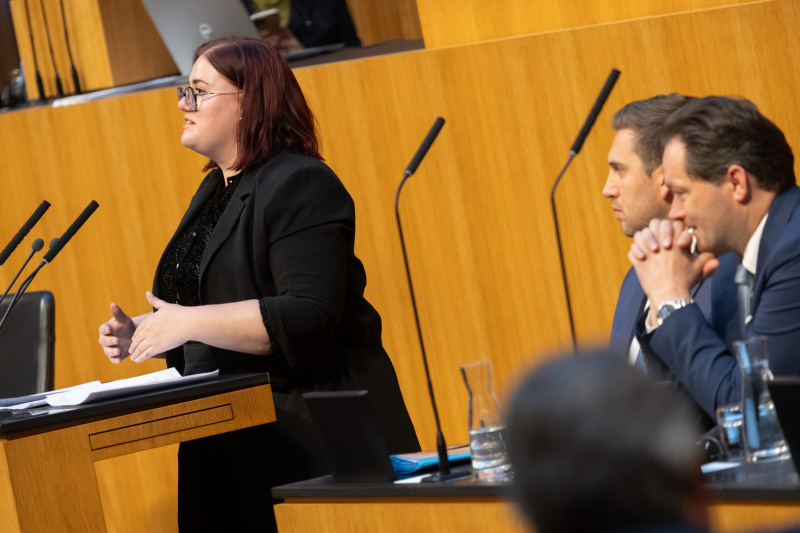 Am Rednerinnenpult: Nationalratsabgeordnete Carina Reiter (ÖVP). Auf der Regierungsbank von links: Staatssekretär Alexander Pröll (ÖVP), Landwirtschaftsminister Norbert Totschnig (ÖVP)