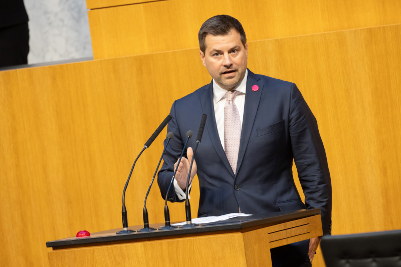 Am Rednerpult: Nationalratsabgeordneter Michael Bernhard (NEOS)