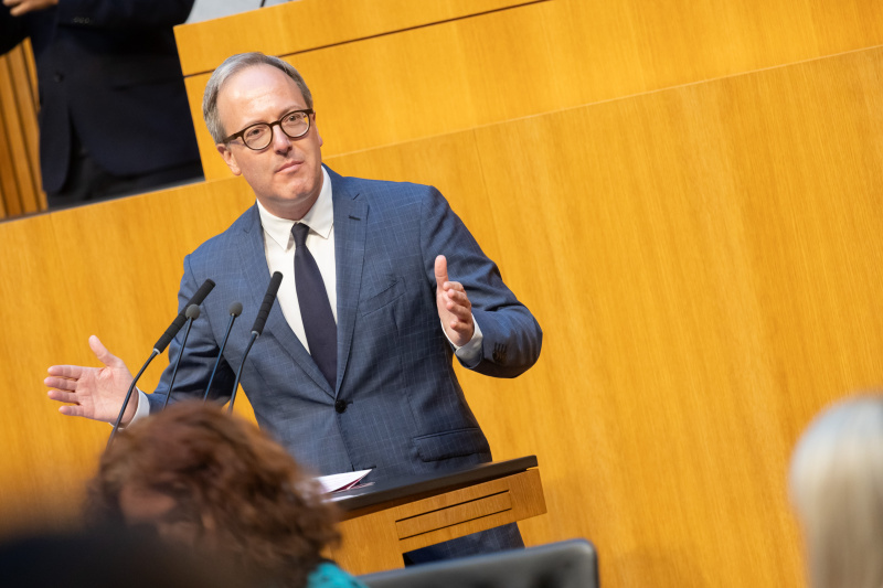 Am Rednerpult: Nationalratsabgeordneter Dominik Oberhofer (NEOS)