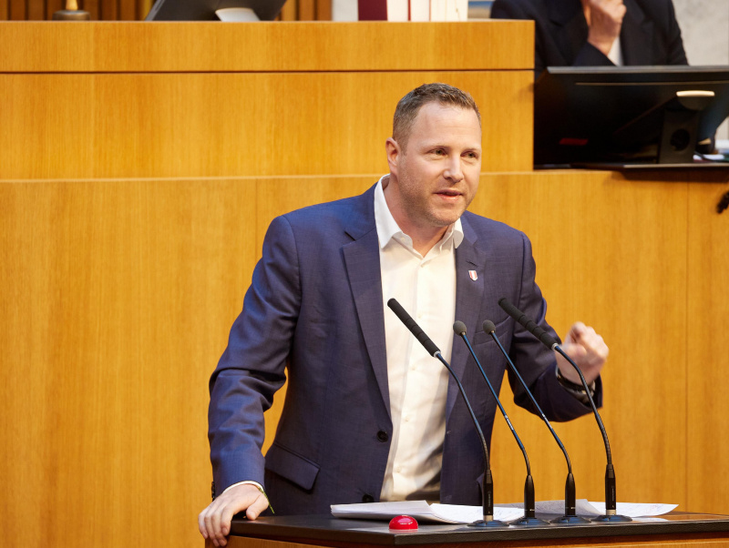 Am Redner:innenpult: Nationalratsabgeordneter Michael Schnedlitz (FPÖ)