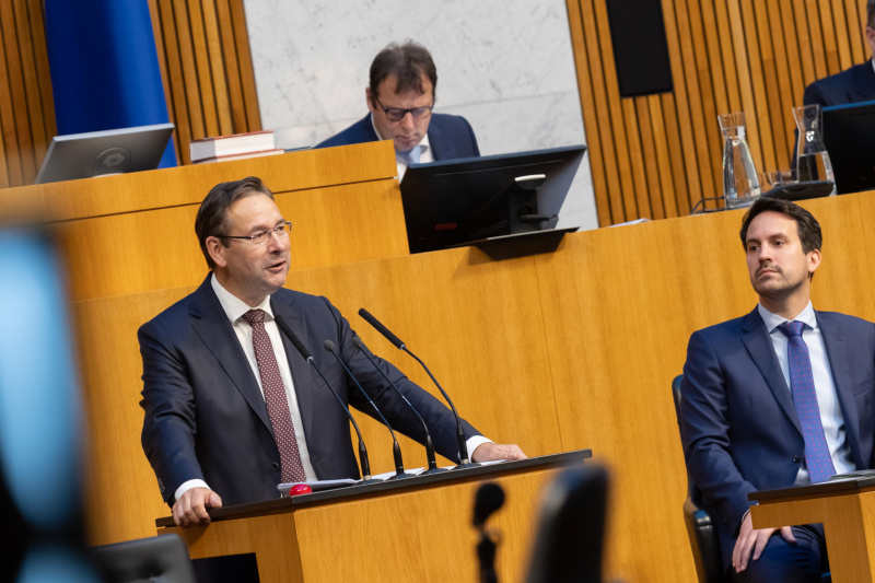 Am Rednerpult: Nationalratsabgeordneter Hermann Brückl (FPÖ). Auf der Regierungsbank: Bildungsminister Christoph Wiederkehr (NEOS)