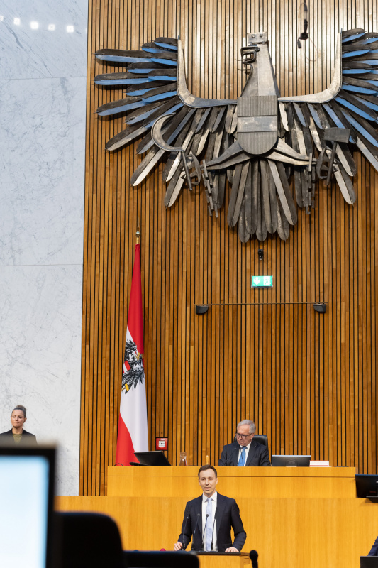 Am Rednerpult: Nationalratsabgeordneter Nico Marchetti (ÖVP). Nationalratspräsident Walter Rosenkranz (FPÖ) am Präsidium