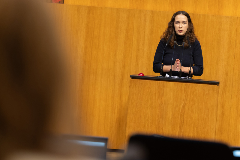 Am Rednerinnenpult: Abgeordnete zum EU-Parlament Lena Schilling (GRÜNE)