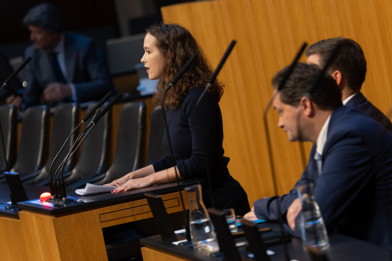 Am Rednerinnenpult: Abgeordnete zum EU-Parlament Lena Schilling (GRÜNE)
