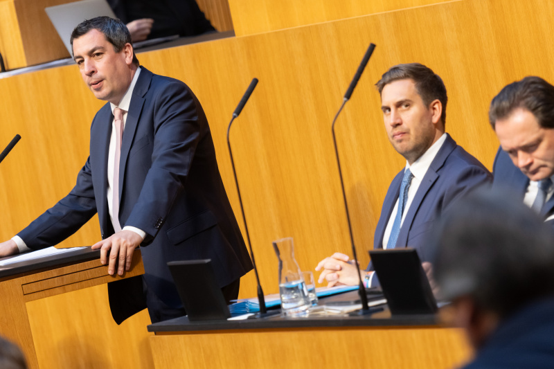 Am Rednerpult: Nationalratsabgeordneter Joachim Schnabel (ÖVP). Auf der Regierungsbankvon links: Staatsekretät Alexander Pröll (ÖVP), Landwirtschaftsminister Norbert Totschnig (ÖVP)