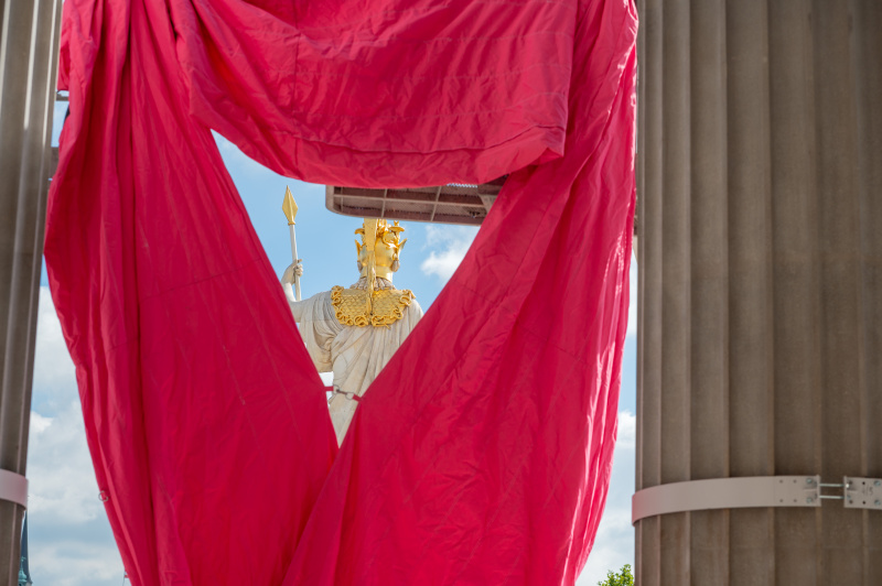 Montage des Pink Ribbon am Parlamentsgebäude