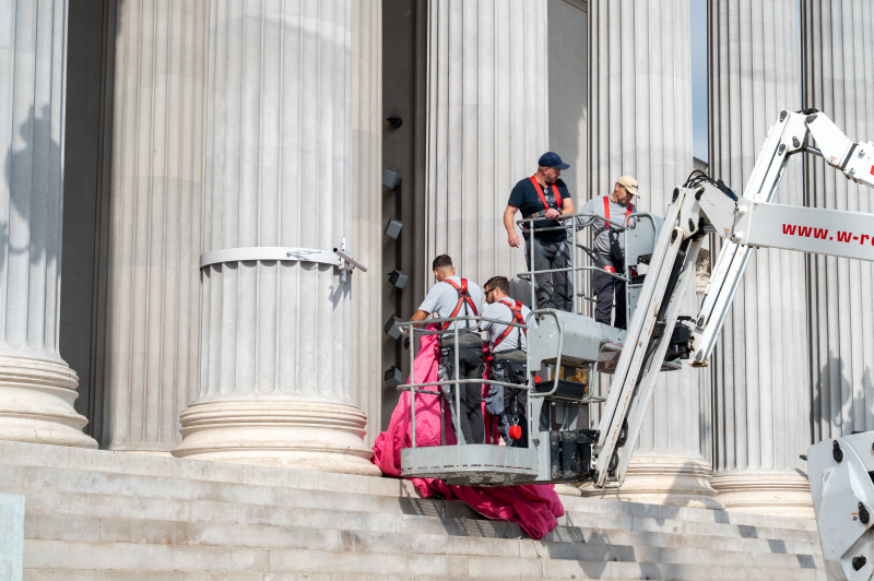 Montage des Pink Ribbon am Parlamentsgebäude