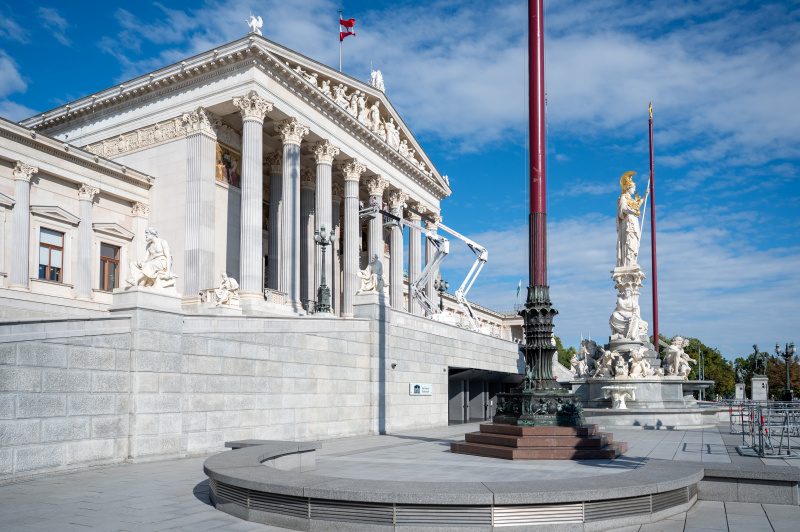 Montage des Pink Ribbon am Parlamentsgebäude