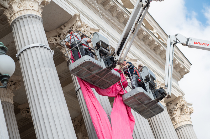 Montage des Pink Ribbon am Parlamentsgebäude