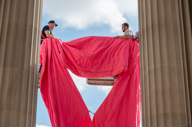 Montage des Pink Ribbon am Parlamentsgebäude