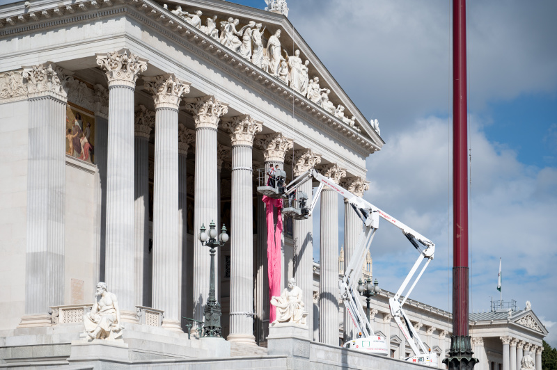 Montage des Pink Ribbon am Parlamentsgebäude