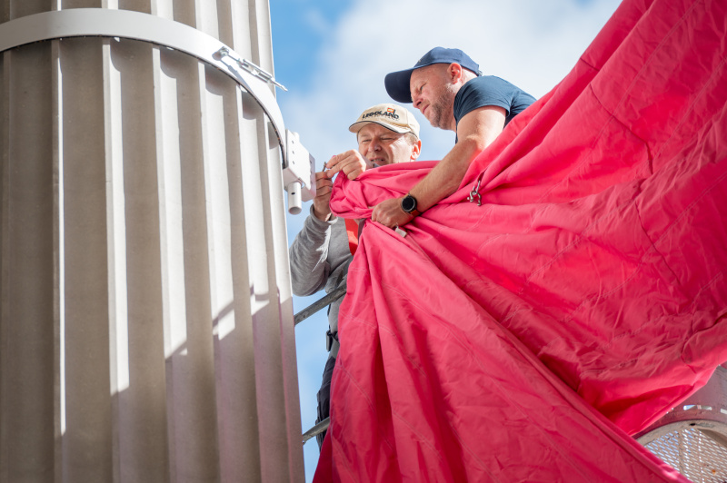 Montage des Pink Ribbon am Parlamentsgebäude