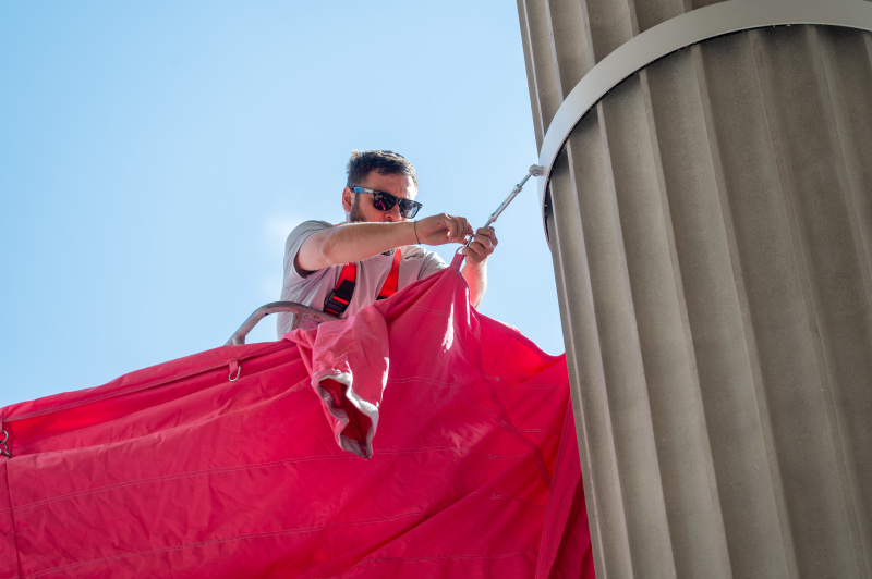 Montage des Pink Ribbon am Parlamentsgebäude