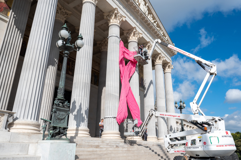 Montage des Pink Ribbon am Parlamentsgebäude