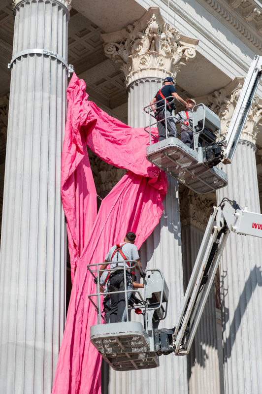 Montage des Pink Ribbon am Parlamentsgebäude
