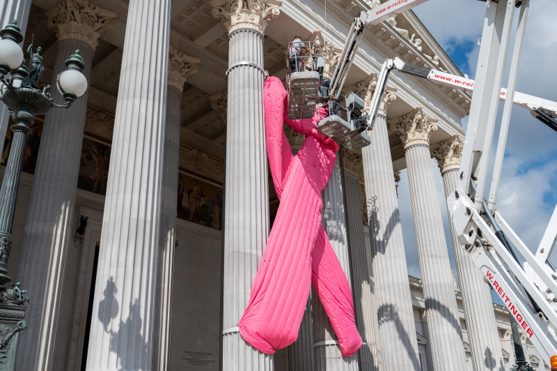 Montage des Pink Ribbon am Parlamentsgebäude