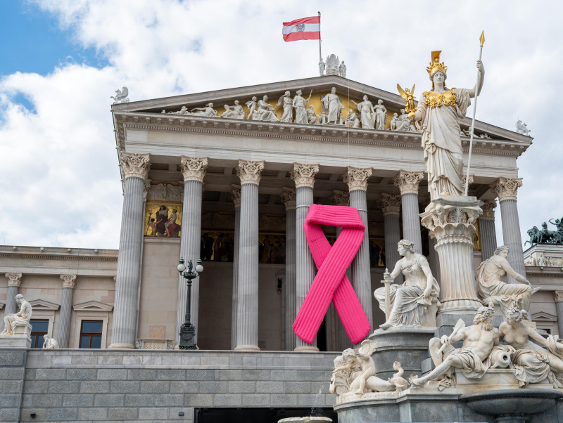 Montage des Pink Ribbon am Parlamentsgebäude