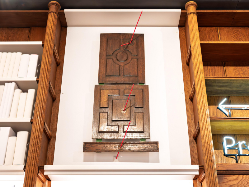 Ausstellungsobjekte mit den Einschusslöchern