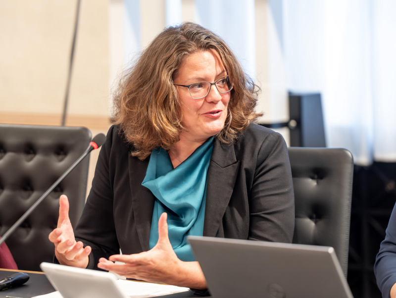 Julia Rüdiger spricht in ein Mikrofon in einem Lokal im Parlamentsgebäude.