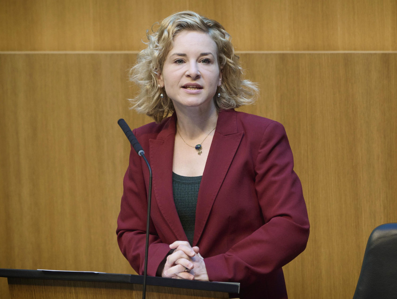 Am Redner:innenpult: Frauenministerin Eva Maria Holzleitner (SPÖ)