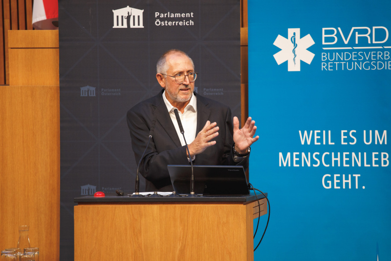 Am Rednerpult: Günter Bildstein