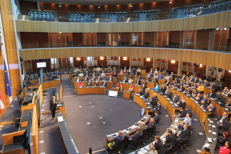 Blick Richtung Veranstaltungsteilnehmerinnen und -teilnehmer